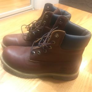Leather Timberland booties in tan/dark blue color